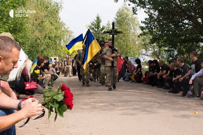 "Він був зразковим військовослужбовцем": під Одесою прощалися із зооволонтером, який загинув на Херсонщині "Він був зразковим військовослужбовцем": під Одесою прощалися із зооволонтером, який загинув на Херсонщині