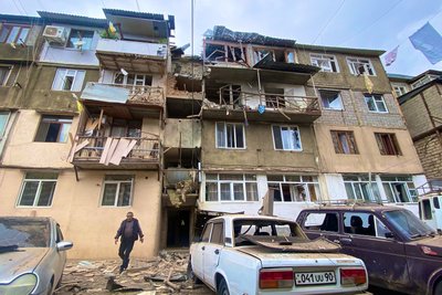 Журналістка Сирануш Саркисян оприлюднила відео наслідків обстрілів житлових кварталів Степанакерта Журналістка Сирануш Саркисян оприлюднила відео наслідків обстрілів житлових кварталів Степанакерта