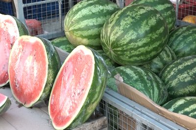 Розрізані кавуни на ринках Житомира: чи безпечно купувати — пояснюють фахівці Розрізані кавуни на ринках Житомира: чи безпечно купувати — пояснюють фахівці