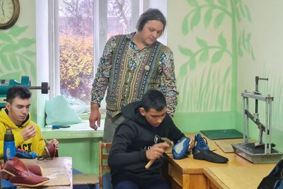 Перша професія: учні спецшколи у Житомирі безоплатно вчаться шити взуття Перша професія: учні спецшколи у Житомирі безоплатно вчаться шити взуття