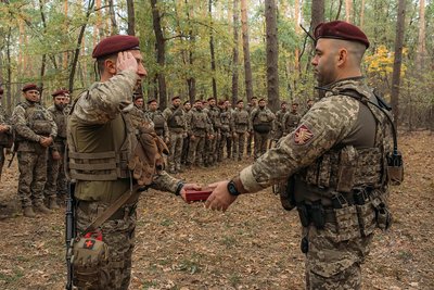 Десантники 95 житомирської бригади отримали нагороди за виконання завдань на полі бою Десантники 95 житомирської бригади отримали нагороди за виконання завдань на полі бою