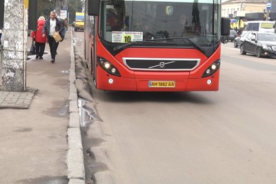 "Напливи" на дорогах у Житомирі: водії та пішоходи скаржаться — як реагують комунальники "Напливи" на дорогах у Житомирі: водії та пішоходи скаржаться — як реагують комунальники
