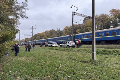 На Житомирщині через повідомлення про замінування зупиняли потяг "Будапешт — Київ": шукали вибухівку На Житомирщині через повідомлення про замінування зупиняли потяг "Будапешт — Київ": шукали вибухівку