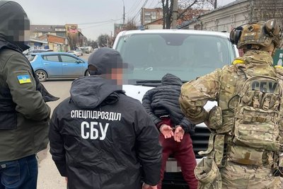 На Вінниччині чоловік вербував людей до лав російської військової компанії "Вагнер" На Вінниччині чоловік вербував людей до лав російської військової компанії "Вагнер"