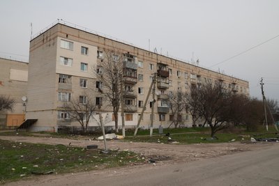 “Поки стіни стоять, є надія повернутись”: як жителі Краснопілля рятують майно під загрозою обстрілів “Поки стіни стоять, є надія повернутись”: як жителі Краснопілля рятують майно під загрозою обстрілів