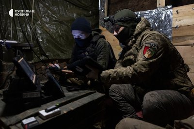 військові налаштовують монітори для роботи з БпЛА на Донеччині військові налаштовують монітори для роботи з БпЛА на Донеччині