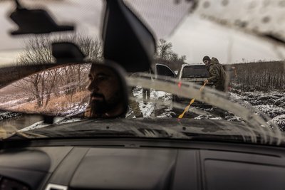 Бійці намагаються відбуксирувати автомобіль