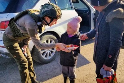 "Мамо, дивись сонечко!" Історія волонтерки, яка врятувала двадцять дітей з Бахмута "Мамо, дивись сонечко!" Історія волонтерки, яка врятувала двадцять дітей з Бахмута