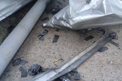 Уламки металевих конструкцій на території сільгосппідприємства внаслідок атаки FPV-дрона в Золочеві, 7 червня 2026 року Уламки металевих конструкцій на території сільгосппідприємства внаслідок атаки FPV-дрона в Золочеві, 7 червня 2026 року