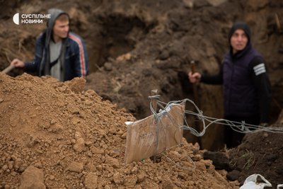 Копати могили допомагають троє Сашиних друзів у Грозі