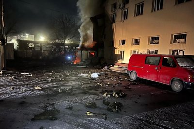 На Київщині уламки дронів пошкодили адмінбудівлю: виникла пожежа На Київщині уламки дронів пошкодили адмінбудівлю: виникла пожежа