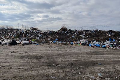 У лісах на Волині — майже 2 сотні стихійних сміттєзвалищ Сміття у селищі Цумань