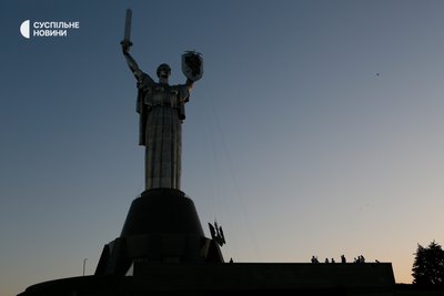 Встановлення тризуба на монумент "Батьківщина-мати" перенесли Встановлення тризуба на монумент "Батьківщина-мати" перенесли