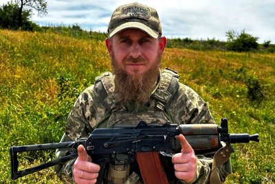 "Польовий шеврон львівських "Карпат" на броніку". Історія бійця Антона Петрівського "Польовий шеврон львівських "Карпат" на броніку". Історія бійця Антона Петрівського