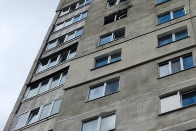 Пошкоджена внаслідок влучання БпЛА багатоповерхівка у Київському районі Харкова, 28 червня 2026 року