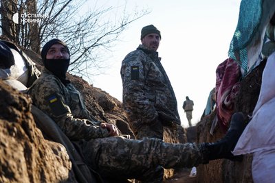 Українські бійці в окопі на позиції поблизу Миколаєва, березень 2022 року.