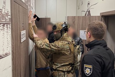 Правоохоронці затримали жителя Харкова та трьох одеситів, яких підозрюють у шахрайстві Правоохоронці затримали жителя Харкова та трьох одеситів, яких підозрюють у шахрайстві