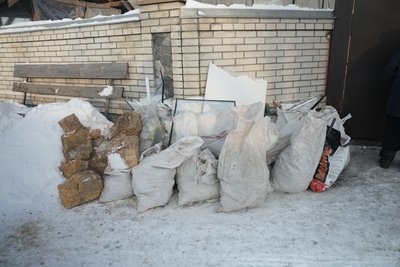 Жителі Старого Села відновлюють домогосподарство після атаки РФ Жителі Старого Села відновлюють домогосподарство після атаки РФ