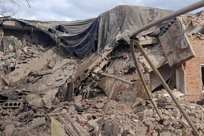 Зруйнований будинок у Леб'яжому Зруйнований будинок у Леб'яжому