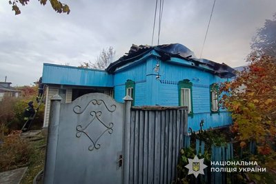 На Сумщині дрон влучив в автомобіль: поранені дитина та двоє дорослих На Сумщині дрон влучив в автомобіль: поранені дитина та двоє дорослих