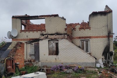 Зруйнований внаслідок російського влучання будинок у Вільхуватській громаді, Харківська область Зруйнований внаслідок російського влучання будинок у Вільхуватській громаді, Харківська область