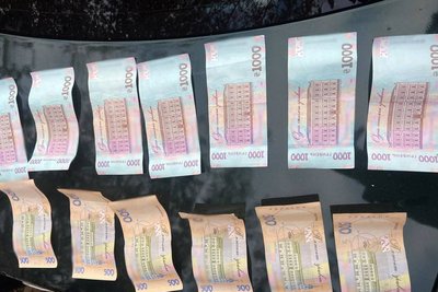 Вимагали неіснуючий борг у дружини військовослужбовця: на Житомирщині затримали і взяли під варту двох чоловіків Вимагали неіснуючий борг у дружини військовослужбовця: на Житомирщині затримали і взяли під варту двох чоловіків
