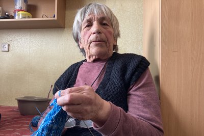 У Харкові переселенки плетуть шкарпетки для українських військових У Харкові переселенки плетуть шкарпетки для українських військових