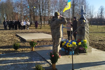 Падав на будинки — на Житомирщині пілотам, які відвели підбитий літак від села, встановили пам'ятник