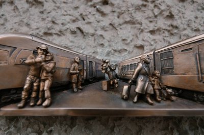"Повернення додому": у Києві відкрили бронзову скульптурку в межах проєкту "Шукай!" "Повернення додому": у Києві відкрили бронзову скульптурку в межах проєкту "Шукай!"