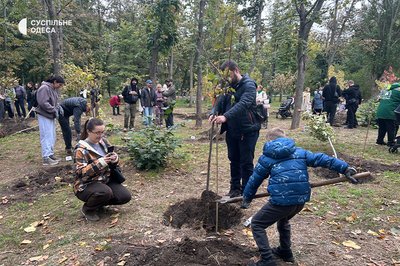 У пам'ять про рідних і на згадку для дітей: в Одесі родини висадили 50 кленів