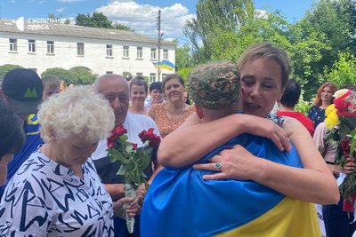 "Ми його дуже довго чекали": на Одещині зустріли нацгвардійця, звільненого з російського полону "Ми його дуже довго чекали": на Одещині зустріли нацгвардійця, звільненого з російського полону