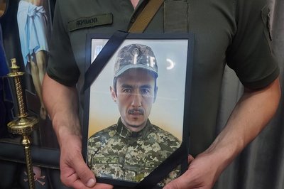 У Хмельницькому попрощалися із загиблим солдатом Ростиславом Мацюком У Хмельницькому попрощалися із загиблим солдатом Ростиславом Мацюком