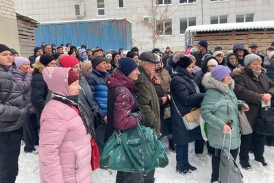 Евакуйовані з Борівської громади на Харківщині під час видачі гуманітарної допомоги, 30 грудня 2025 року Евакуйовані з Борівської громади на Харківщині під час видачі гуманітарної допомоги, 30 грудня 2025 року