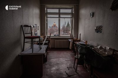 Вид на православну церкву з вікна зруйнованої обстрілами квартири у Краматорську на Донеччині, грудень 2022 року. Російські військові в ніч на 17 грудня вчергове обстріляли ракетами місто.