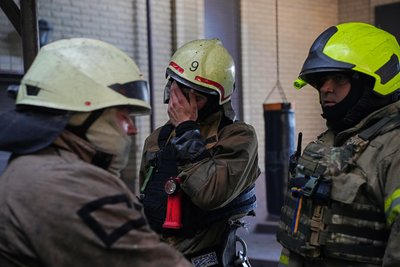 рятувальники на місці обстрілу в Індустріальному районі Харкова рятувальники на місці обстрілу в Індустріальному районі Харкова