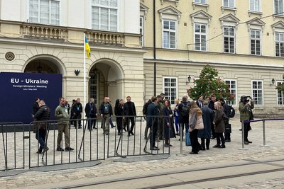 Іноземні гості виходять з Ратуші після зустрічі Іноземні гості виходять з Ратуші після зустрічі