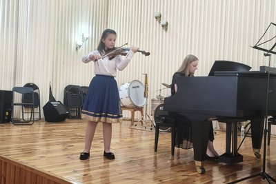 Вівальді, Бах та Моцарт: британська скрипалька у Житомирі провела майстер-клас для дітей-музикантів Вівальді, Бах та Моцарт: британська скрипалька у Житомирі провела майстер-клас для дітей-музикантів