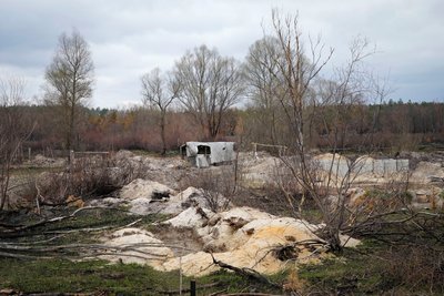 Траншеї та вогневі позиції у високорадіоактивному ґрунті поруч із Чорнобильською АЕС