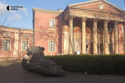 Пам'ятники Катерині II та Суворову в Одесі перенесли до музею Пам'ятники Катерині II та Суворову в Одесі перенесли до музею