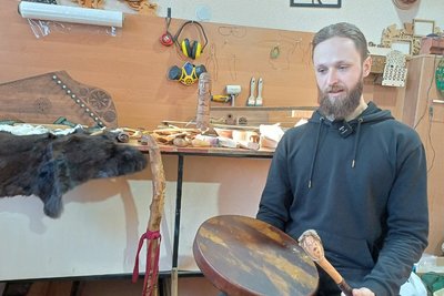 Сам опанував ремесло: майстер з Житомирщини виготовляє вироби з деревини і прикрашає їх різьбленими візерунками Сам опанував ремесло: майстер з Житомирщини виготовляє вироби з деревини і прикрашає їх різьбленими візерунками