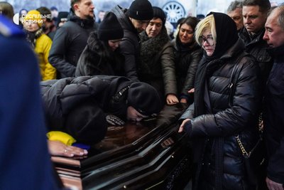 Сім'я загиблого державного секретаря МВС Юрія Лубковича біля труни з його тілом під час церемонії поховання на Байковому кладовищі, Київ, 21 січня 2023 року.