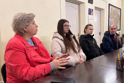 Сажа і шум у місті на Житомирщині: люди прийшли на зустріч із директором фабрики Сажа і шум у місті на Житомирщині: люди прийшли на зустріч із директором фабрики