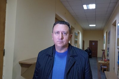 Яма на проспекті у Житомирі — місцеві жителі скаржаться на незручності, комунальники обіцяють залатати Яма на проспекті у Житомирі — місцеві жителі скаржаться на незручності, комунальники обіцяють залатати