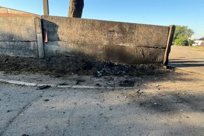 Паркан, який був пошкоджений через російський удар по Лозовій Паркан, який був пошкоджений через російський удар по Лозовій