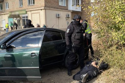 Вимагали неіснуючий борг у дружини військовослужбовця: на Житомирщині затримали і взяли під варту двох чоловіків Вимагали неіснуючий борг у дружини військовослужбовця: на Житомирщині затримали і взяли під варту двох чоловіків