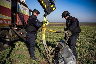 У полі на Миколаївщині місцеві жителі виявили уламки крилатої ракети — ДСНС У полі на Миколаївщині місцеві жителі виявили уламки крилатої ракети — ДСНС