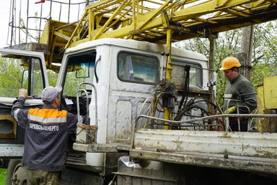 Рік без світла: у Слатиному на Харківщині відновлюють живлення Рік без світла: у Слатиному на Харківщині відновлюють живлення