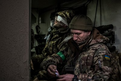 Пораненому українському військовослужбовцю надають першу допомогу поблизу Бахмута, 8 березня 2023 року