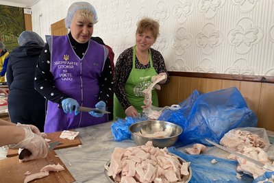 "Космічне" сало за рецептом "На око": у Луцьку для військових готують козацьку страву