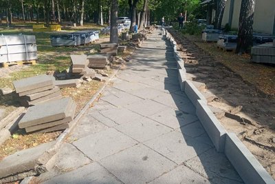 В центральному парку у Малині на Житомирщині реконструюють дитячий майданчик та зону відпочинку В центральному парку у Малині на Житомирщині реконструюють дитячий майданчик та зону відпочинку